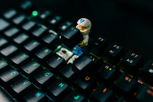 [OFFICEMENT] The "Micro-Lint Trap": How to clean sticky mechanical keyboard keys without pulling switches