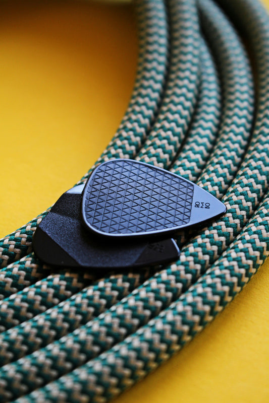 [OFFICEMENT] The "Velcro Binder Cable Spine": How to bundle heavy desk power cords without damaging internal wires